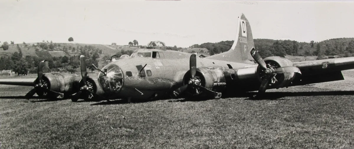 Die amerikanische Boeing B-17 landete während des Zweiten Weltkriegs in Dübendorf. Anlässlich des Flugfestivals im Jahr 2000 kehrte die «Flying Fortress» nach Dübendorf zurück.